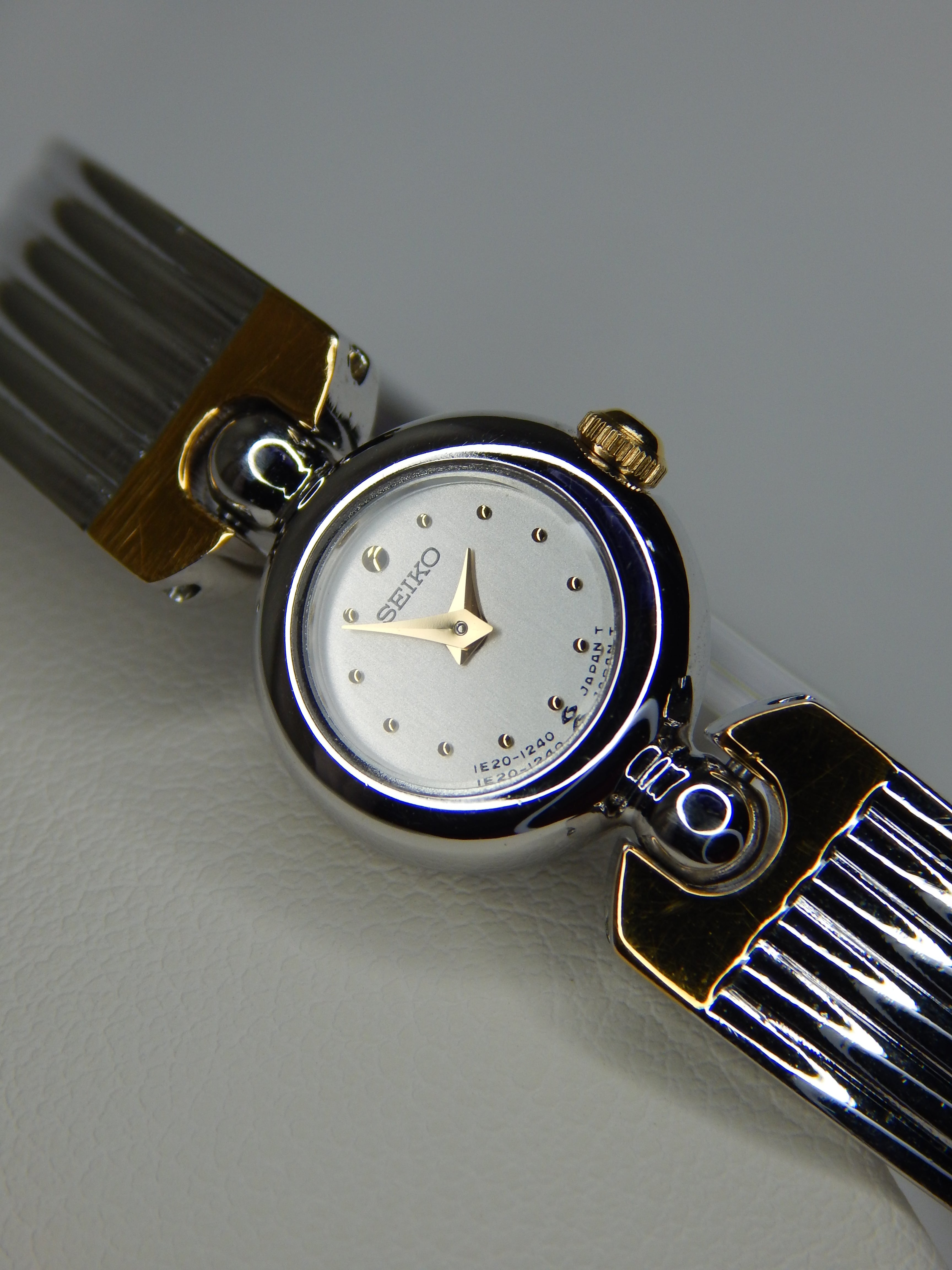 Seiko vintage bracelet watch 1E20-0380 made in february 1996